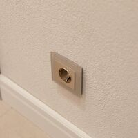 Розетка с заземлением и шторками (шампань рифленый) / W1171110